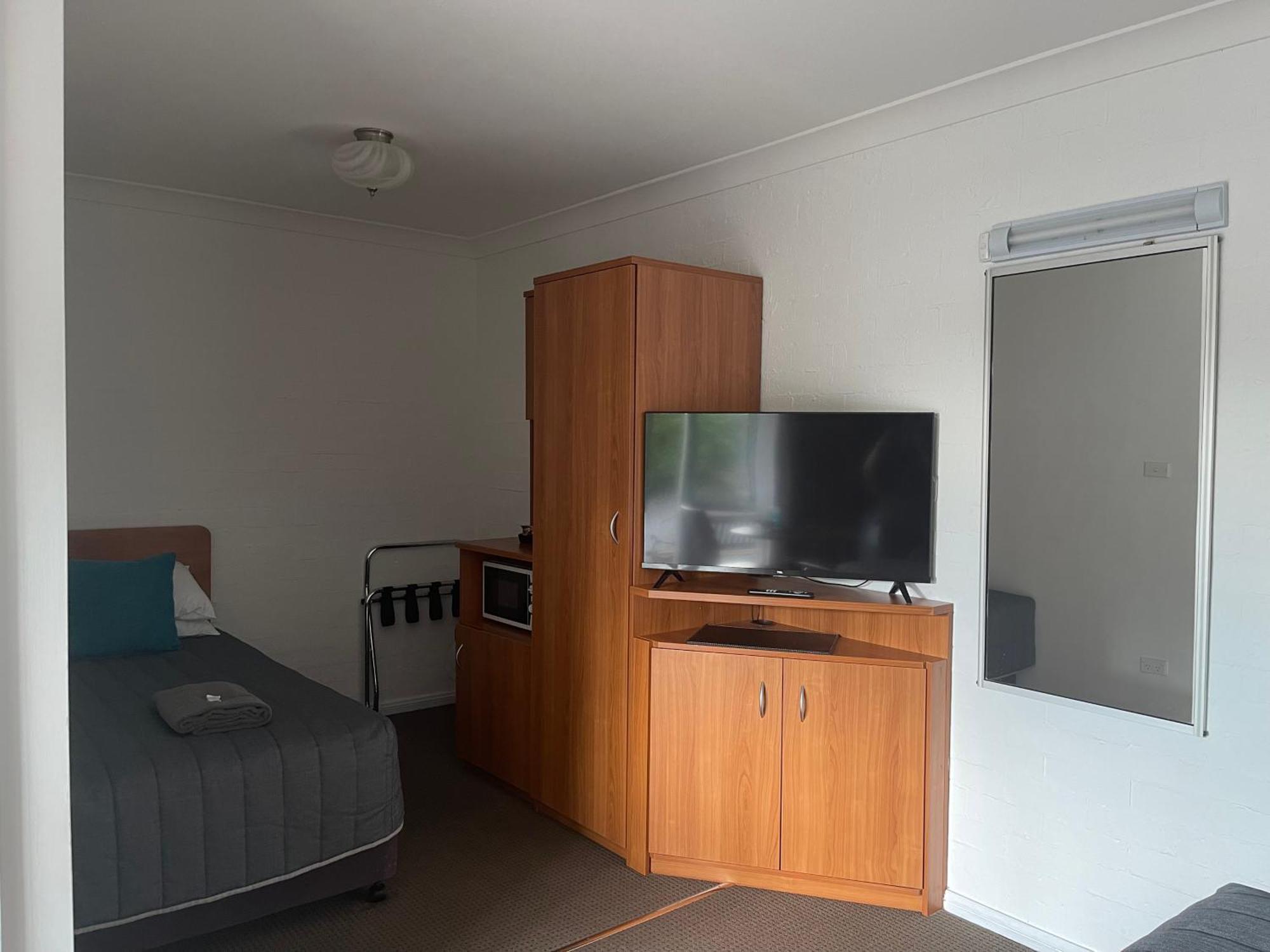 Westwood Motor Inn Армидейл Экстерьер фото