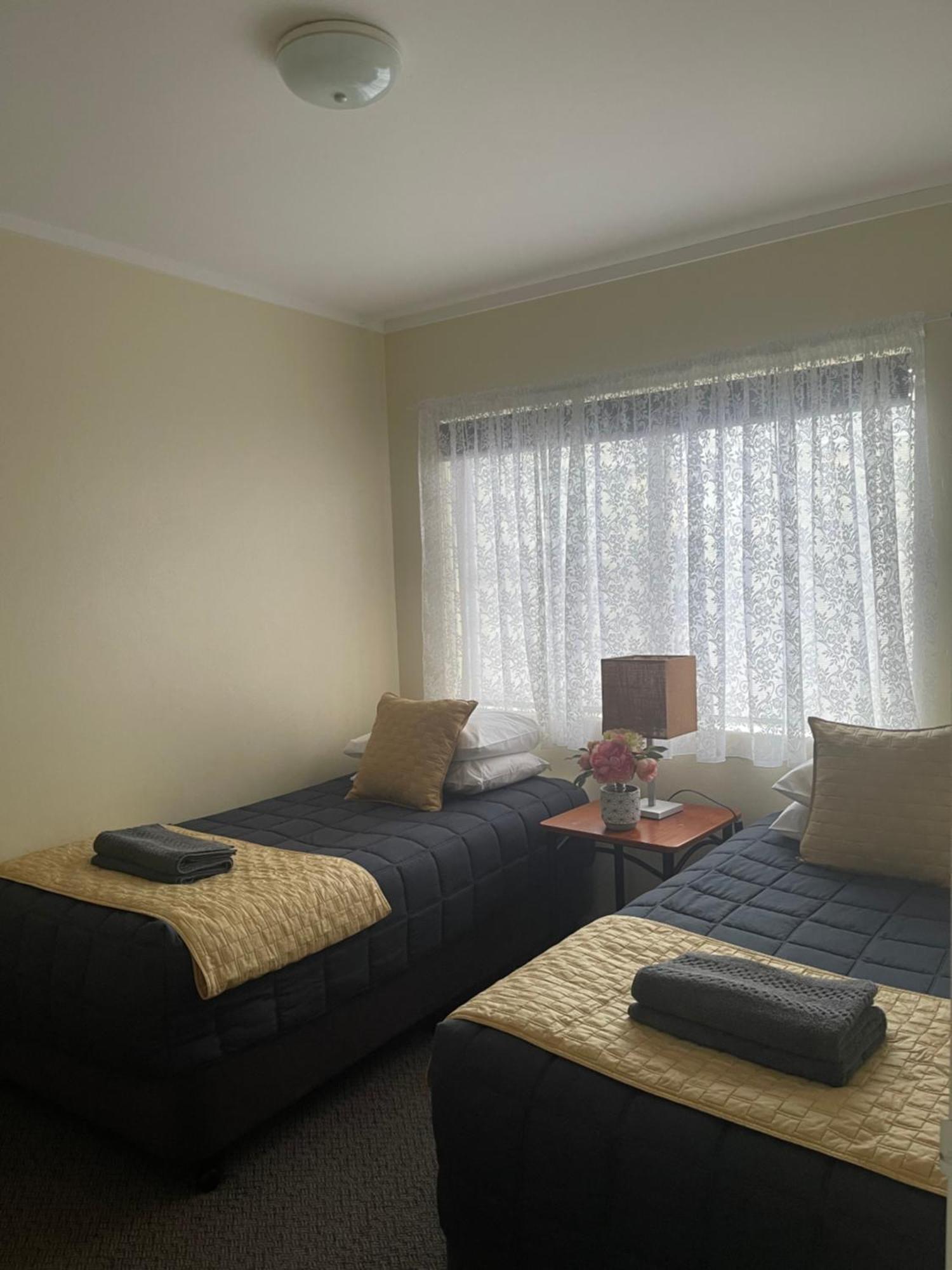 Westwood Motor Inn Армидейл Экстерьер фото