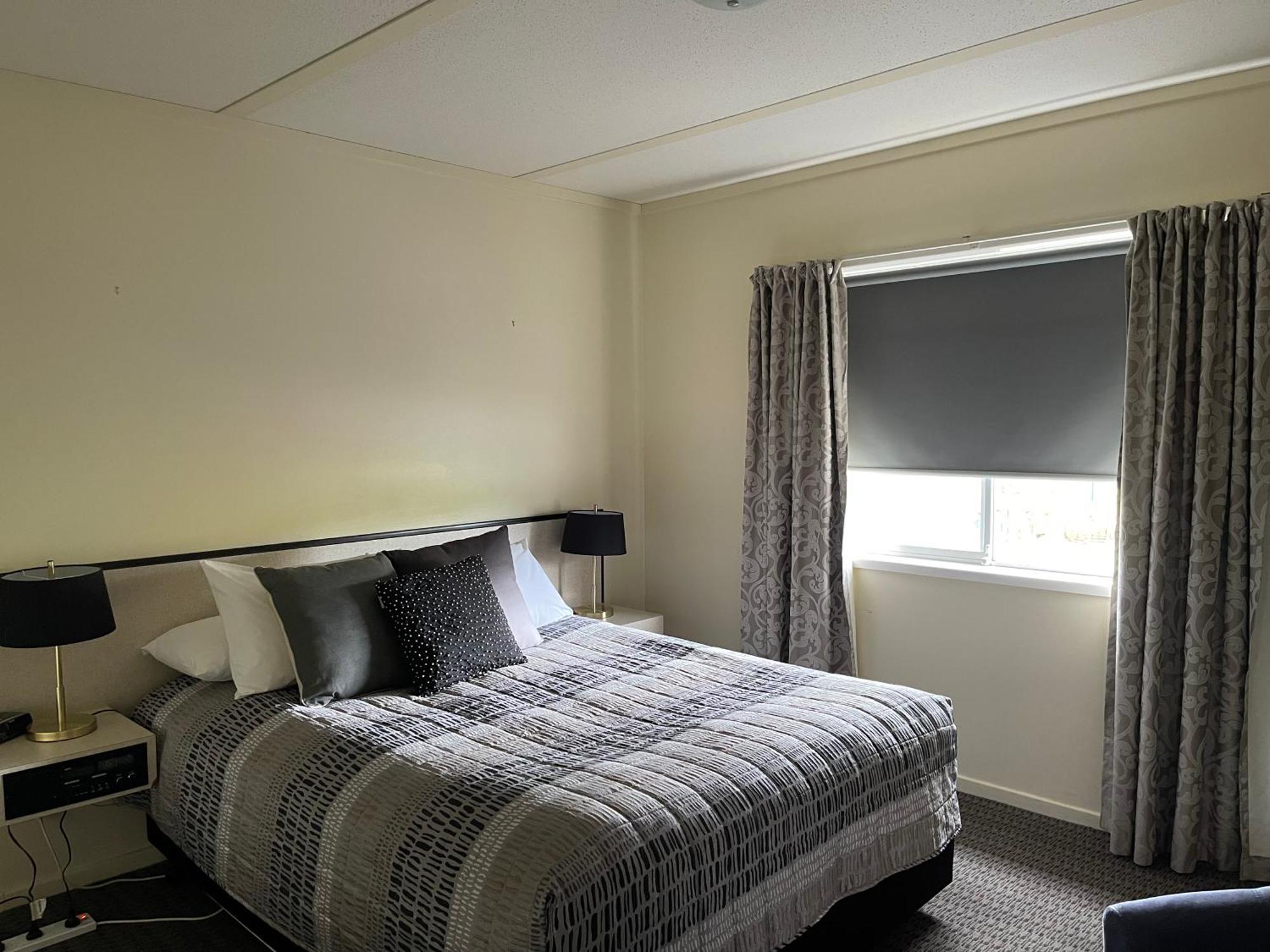 Westwood Motor Inn Армидейл Экстерьер фото