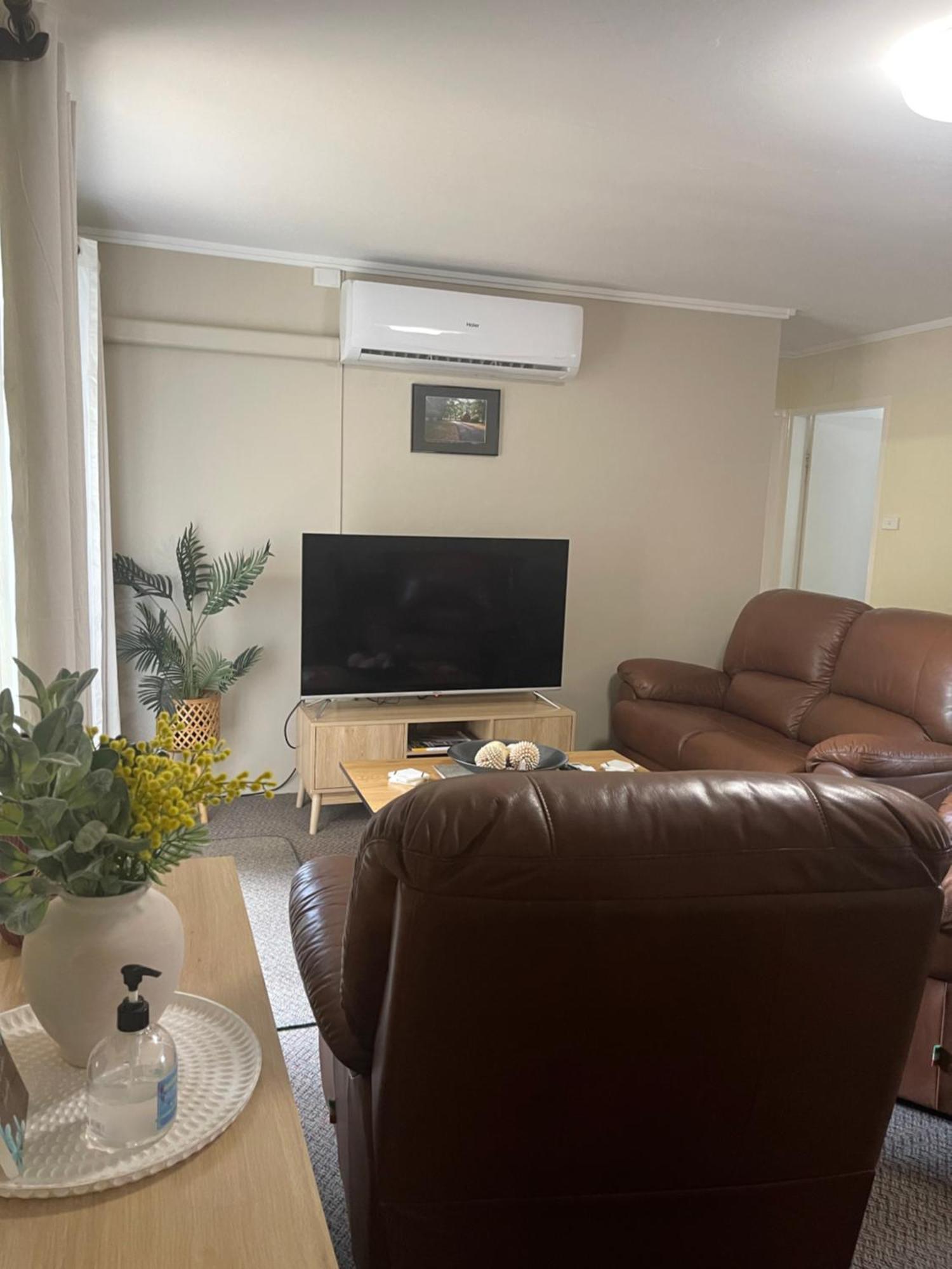 Westwood Motor Inn Армидейл Экстерьер фото