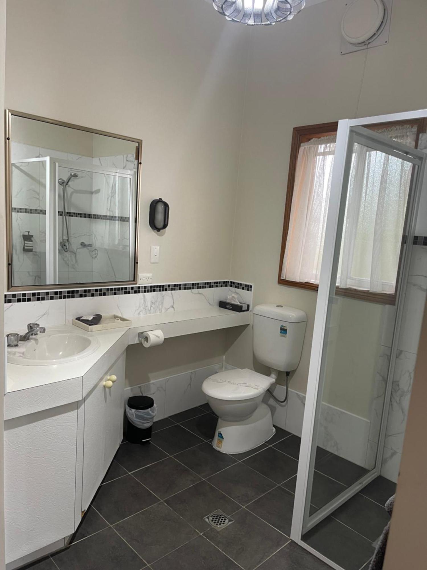 Westwood Motor Inn Армидейл Экстерьер фото