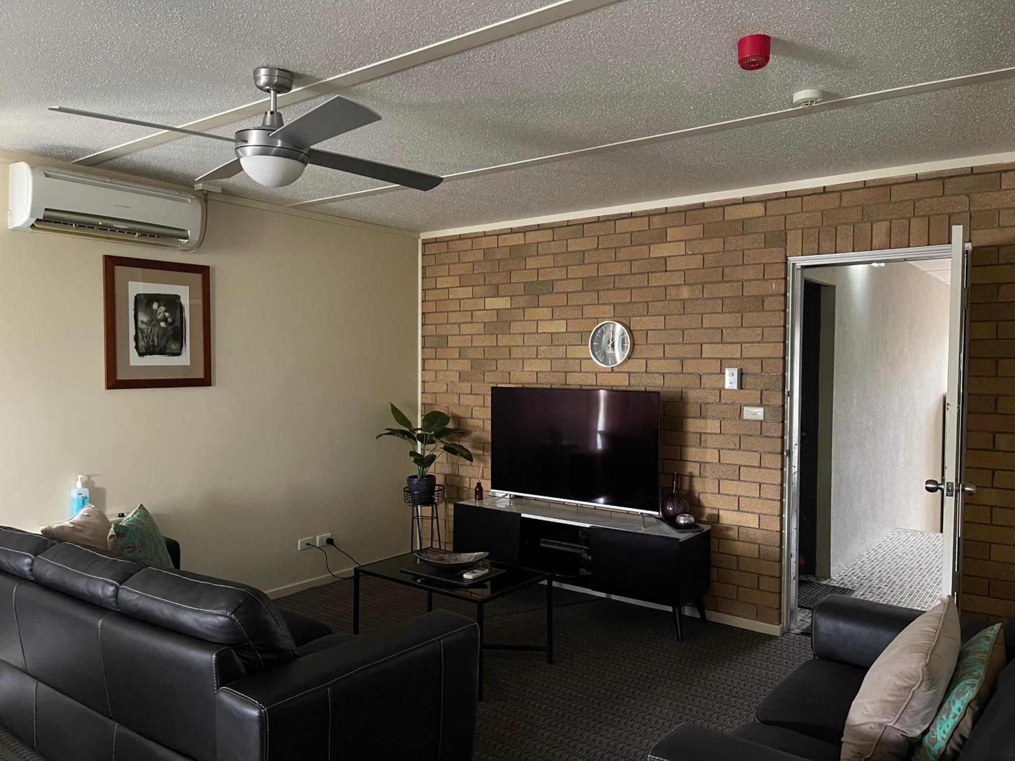 Westwood Motor Inn Армидейл Экстерьер фото