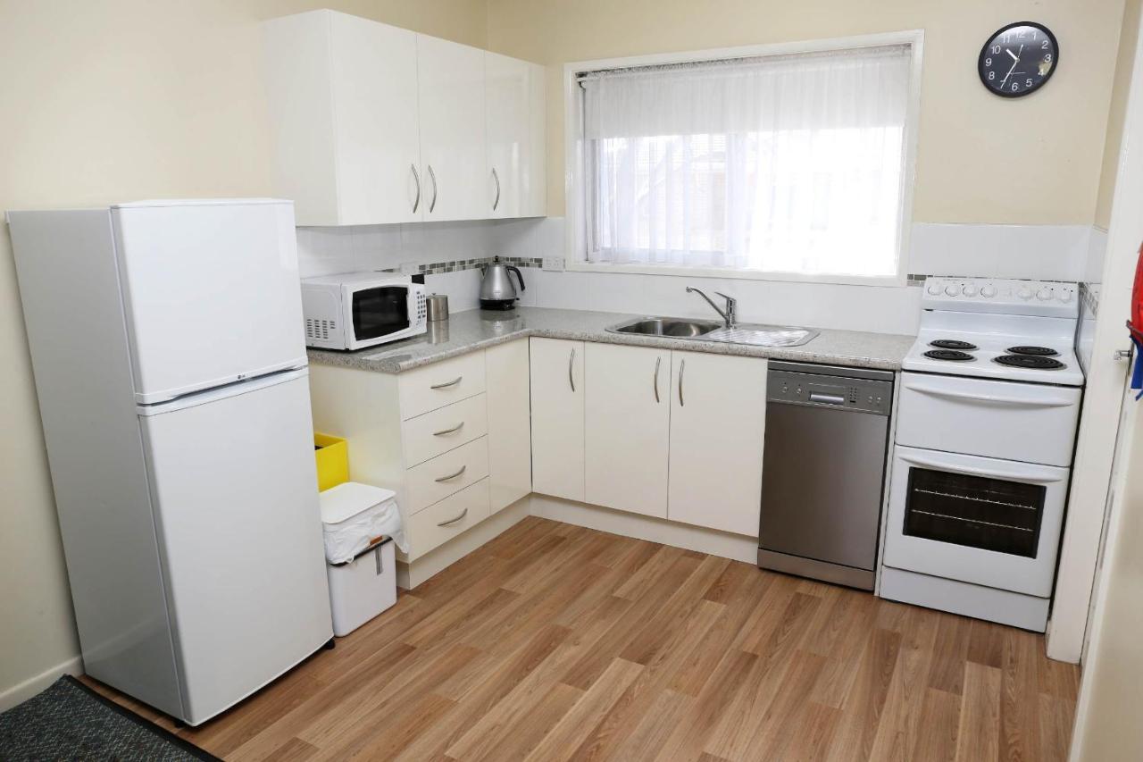 Westwood Motor Inn Армидейл Экстерьер фото