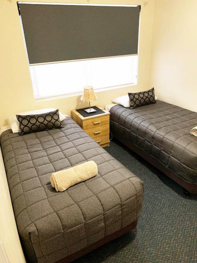 Westwood Motor Inn Армидейл Экстерьер фото