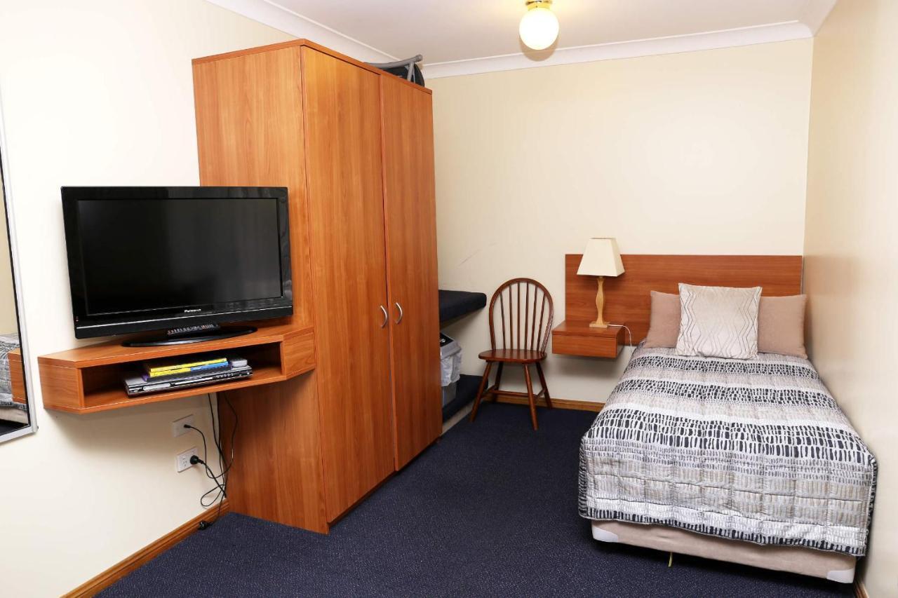 Westwood Motor Inn Армидейл Экстерьер фото