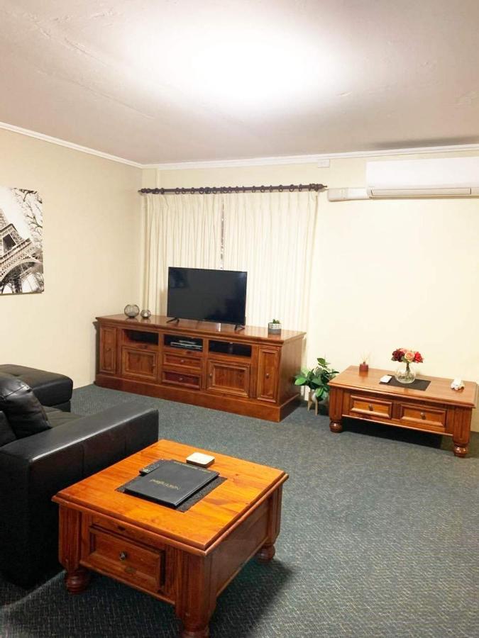 Westwood Motor Inn Армидейл Экстерьер фото